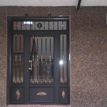 Carpintería Armando Merindades puerta con rejas negras